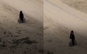 Video iz Gaze slama srca: Maleni dječak sam nosi teške kanistere vode