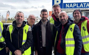 Novak Đoković stigao u Sarajevo: Fotografisao se sa taksistima