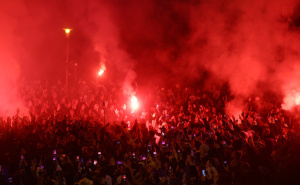 Veliki broj navijača krenuo ka Bilinom polju: Pogledajte korteo BH Fanaticosa kroz Zenicu