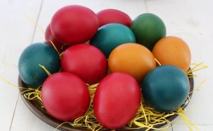 Kako ofarbati jaja za Uskrs i Vaskrs: Provjereni trikovi za ljepšu boju i prirodan sjaj