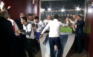 Dok je davao izjavu: Igrači i direktor Spahić upali u studio i Barbareza zalili vodom