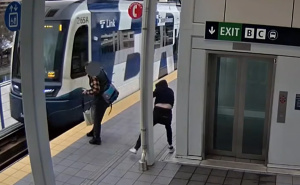 Mladić (26) optužen za pokušaj ubistva: Muškarca koji je čekao na stanici pokušao gurnuti pod voz