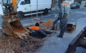 Kvar na vodovodu u Sarajevu: Građani više ulica bez vode, radnici ViK-a na terenu