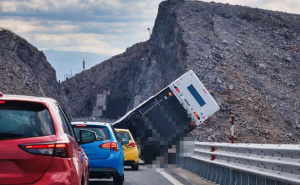 Vozio Krčkim mostom u vrijeme zabrane saobraćaja, prikolica završila na ogradi