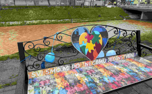 Djeca sa autizmom nisu zaboravljena: Klupa na Vilsonovom - "Svi smo mi po nečemu jedinstveni!"