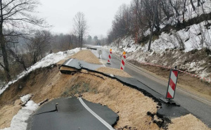 Vozači, oprez: Veliko oštećenje kolovoza na lokalitetu Banj Brdo, saobraćaj potpuno obustavljen