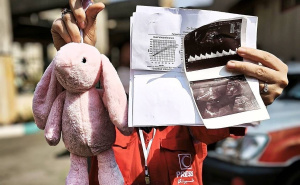 Iz ruševina u Teheranu izvučeno tijelo trudnice: U rukama je imala nalaz ultrazvuka i plišanog zeku