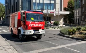 Požar u Sarajevu: Gori stan, vatrogasci na terenu