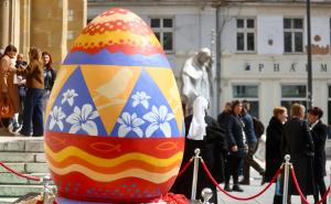 Sunčana nedjelja u Sarajevu: Uskršnje jaje ispred Katedrale Srca Isusova privlači pažnju šetača