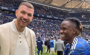 Edin Džeko bodrio Schalke sa tribina: Ndyiaye stavio "tri boda" Dijamantu u džep