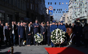 Simbol prkosa i otpora, Sarajevo danas obilježava Dan grada: Položeno cvijeće kod Vječne vatre