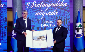 Uručena šestoaprilska nagrada Elviru Karaliću, u Vijećnicu došle porodice kojim je pomogao Pomozi.ba