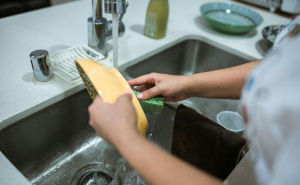 Predmet u kuhinji koji je "prljaviji od WC školjke": Pogledajte kako ga dezinfikovati