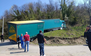 Nemila scena u BiH: Zatvorena cesta Tuzla-Bijeljina, kamion "zaglavio" na alternativnom pravcu