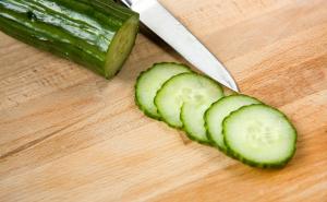 Trik koji sigurno niste znali: Kako možete iskoristiti koru od krastavca u vašem vrtu?