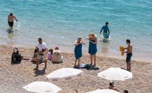 Pogledajte scene s plaže Banje u Dubrovniku: Jedni se sunčali, a oni hrabriji - zaplivali u moru