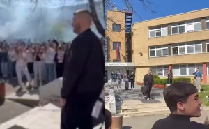 Učenici srednje škole u Banjoj Luci priredili emotivan oproštaj za profesora Anela Hajirića