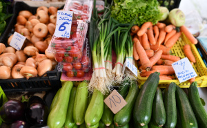 Šta birati u prodavnici? Objavljena lista voća i povrća sa najviše pesticida