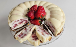 Kolač koji svi traže: Kremasti cheesecake sa jagodama i čokoladnim prelivom