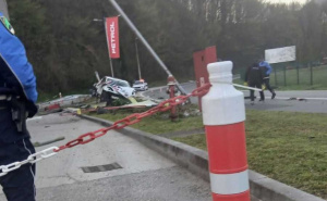 Automobil udario u tablu s cijenama ispred benzinske pumpe kod Kladnja, jedna olsoba povrijeđena