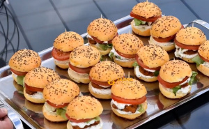 Nezaboravni okus mediterana: Pripremite brzi grčki sendvič sa tzatziki umakom