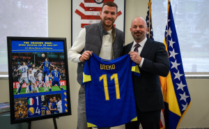 Edin Džeko posjetio Ambasadu SAD-a uoči Svjetskog prvenstva 2026.