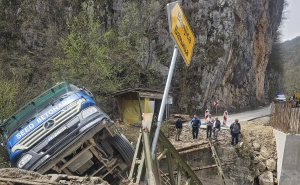 Nesreća kod Ključa: Most se urušio, kamion završio u rijeci
