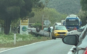 Teška nesreća na M-17 kod Mostara: Automobil završio na krovu, saobraćaj otežan