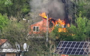 Požar u Tuzli: Kuća u plamenu, vatrogasci na terenu