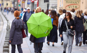 Kišobrani u pripravnosti: Građani Sarajeva spremni za najavljenu naglu promjenu vremena