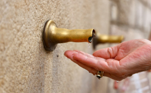 Sarajevo danas bez vode: Građani u redu ispred česme kod Begove džamije