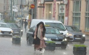 Ni kišobran nije pomogao: Sarajevo osvježio proljetni pljusak