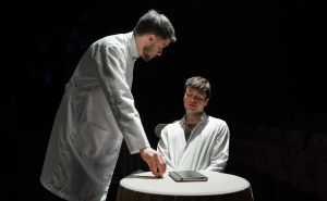 "ON(a)" u Kamernom teatru 55: Priča o ljubavi, identitetu i hrabrosti da budemo svoji