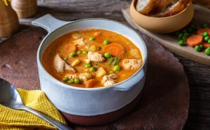 Dosadila su vam moderna jela i želite nešto "na kašiku"? Pileće varivo s povrćem vas neće razočarati