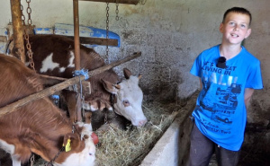 Mali, a veliki: Asim (11) iz BiH uzgaja stoku i poručuje vršnjacima - 'od telefona nema koristi'