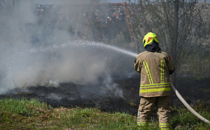 Požar u Sarajevu: Gori nisko rastinje, vatrogasna ekipa na terenu