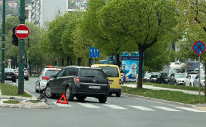 Saobraćajna nesreća na Socijalnom: Automobilom udario u znak