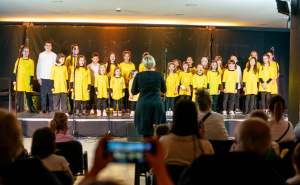 Dečiji hor Suncokreti obilježio Dan planete Zemlje: Održali koncert i posadili stabla