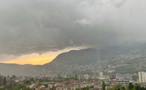 Nevrijeme stiglo i u Sarajevo: Tamni oblaci donijeli naglu promjenu vremena