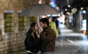 Kišna noć u Sarajevu: Ljudi pod kišobranima, i mokre ulice širom grada