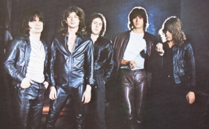 Pjesma dana i Generacija 5: "Šta ćemo sad nas dvoje, u sobi sasvim sami..."