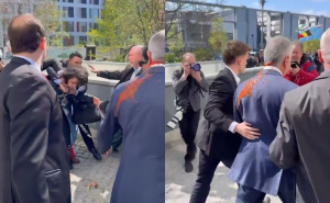 Iranski prognani princ Reza Pahlavi napadnut u cetru Berlina: Demonstrant ga zalio crvenom bojom