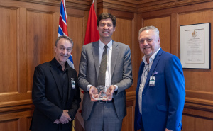 Bh. dijaspora u Kanadi uručila plaketu Davidu Ebyju, premijeru provincije Britanska Kolumbija