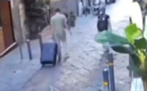 Dijete bacilo kip s balkona i usmrtio turistkinju, roditeljima prijeti velika kazna