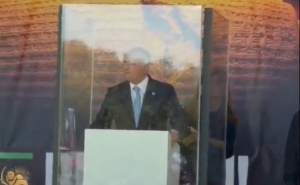 Bizarno: Iranski prognani princ Reza Pahlavi se obraćao iz staklene kutije otporne na metke