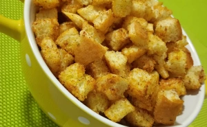 Ne bacajte stari hljeb: Napravite ovu hrskavu grickalicu koja savršeno ide uz krem supe i salate