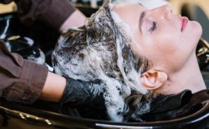 Koliko dugo šampon treba stajati na kosi? Stručnjaci otkrivaju pravu mjeru i česte greške