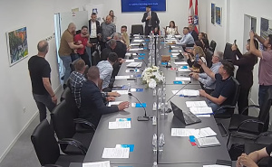 Haos na sjednici Općinskog vijeća u BiH: Pokušao na silu ući, završio u potkošulji