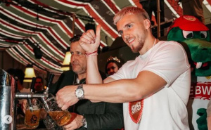 Zmaj Demirović ispunio obećanje: Častio pivom "najbolje navijače na svijetu"