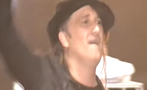 Pjesma dana i Plavi orkestar: "Azra, ponoć kuca..."